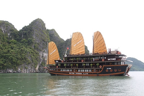 cruising-halong-bay-style-2-min