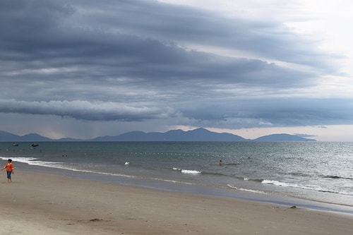 sandcastles-and-sales-spiels-at-cua-dai-beach-hoi-an-2-min